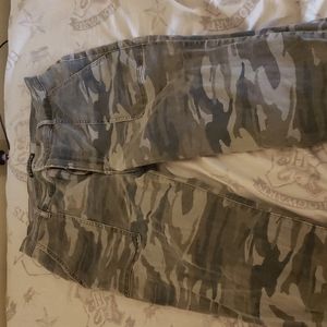 Camo cropped, high rise, straight Jeans
